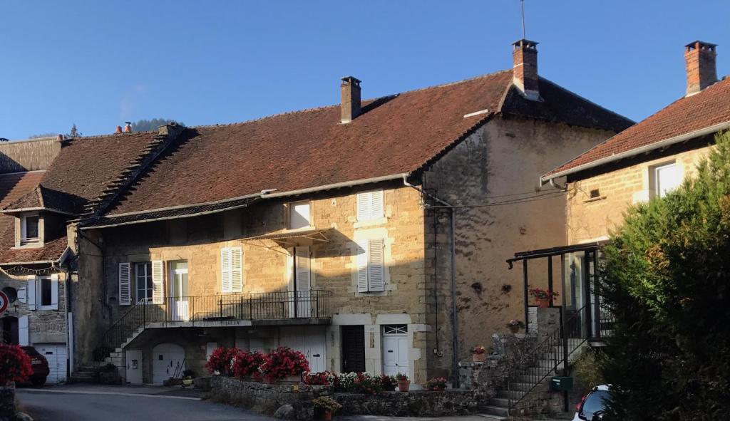 韦尔南图瓦Golf Val de Sorne Vernantois Maison vigneronne的村子里的一排旧房子