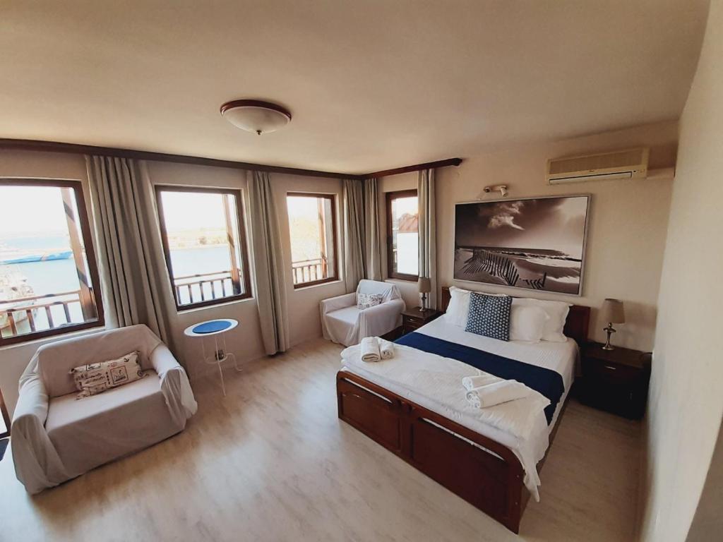 索佐波尔弗提尼2号旅馆的酒店客房带一张床、椅子和窗户