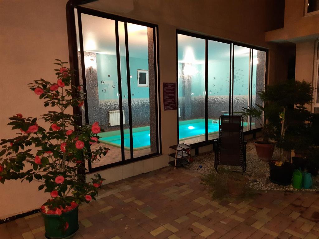 Mini-hotel Versal内部或周边的泳池