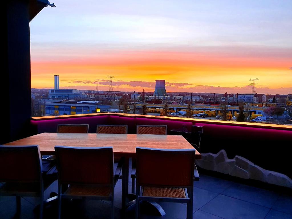 德累斯顿Storchennest的阳台的桌椅享有日落美景
