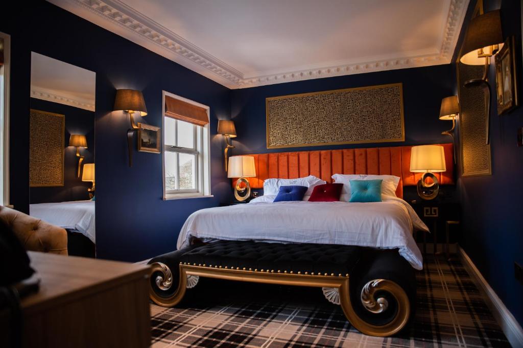 奥尔德伯里Domo Boutique Hotel的一间拥有蓝色墙壁和一张大床的卧室