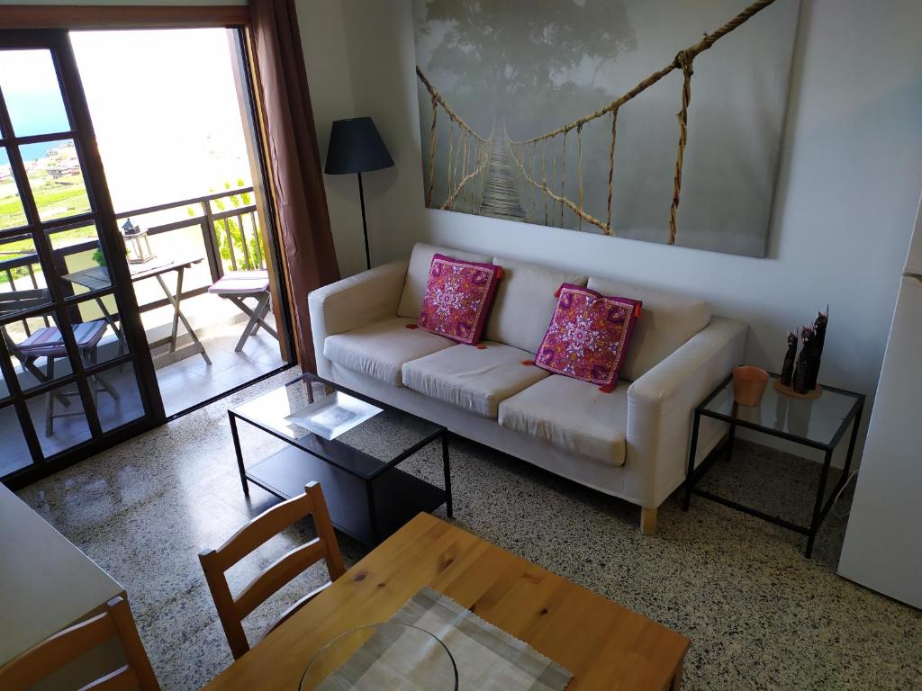 绍萨尔Los atardeceres más bellos del Sauzal的客厅配有沙发和桌子