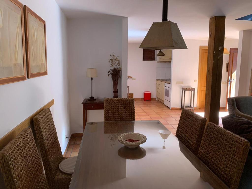 拉伊鲁埃拉Casa Clemente II的客厅设有餐桌和椅子