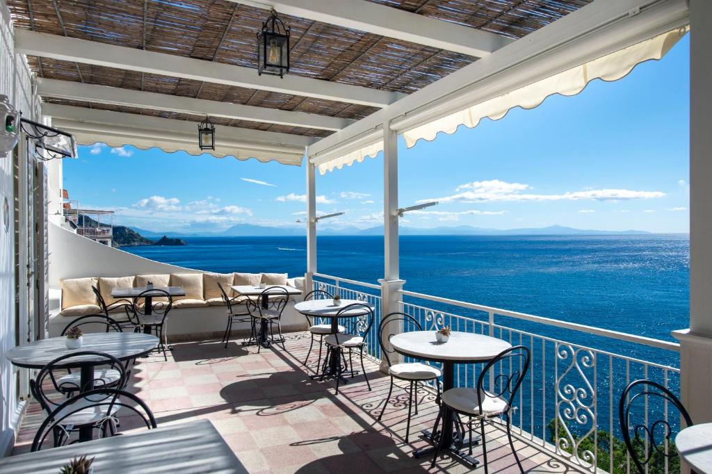 普莱伊亚诺普阿诺马雷斯卡酒店的一个带桌椅的海景阳台