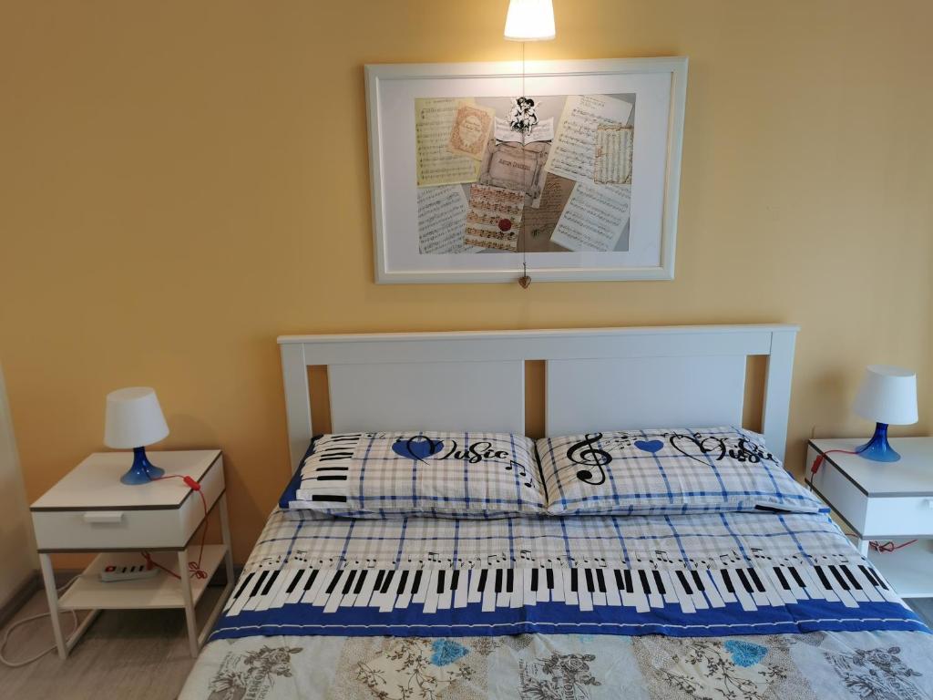 锡拉库扎Il Pianoforte B&B的一间卧室配有床和2个床头柜