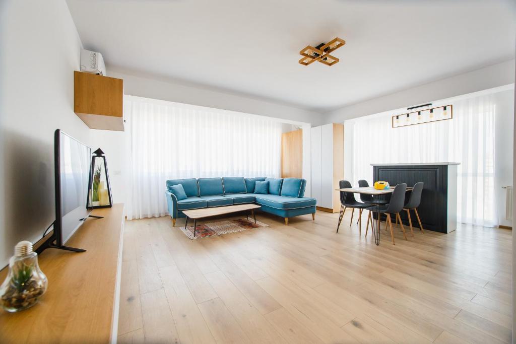 奥拉迪亚Panorama Views - Spacious Central Apartment的客厅配有蓝色的沙发和桌子