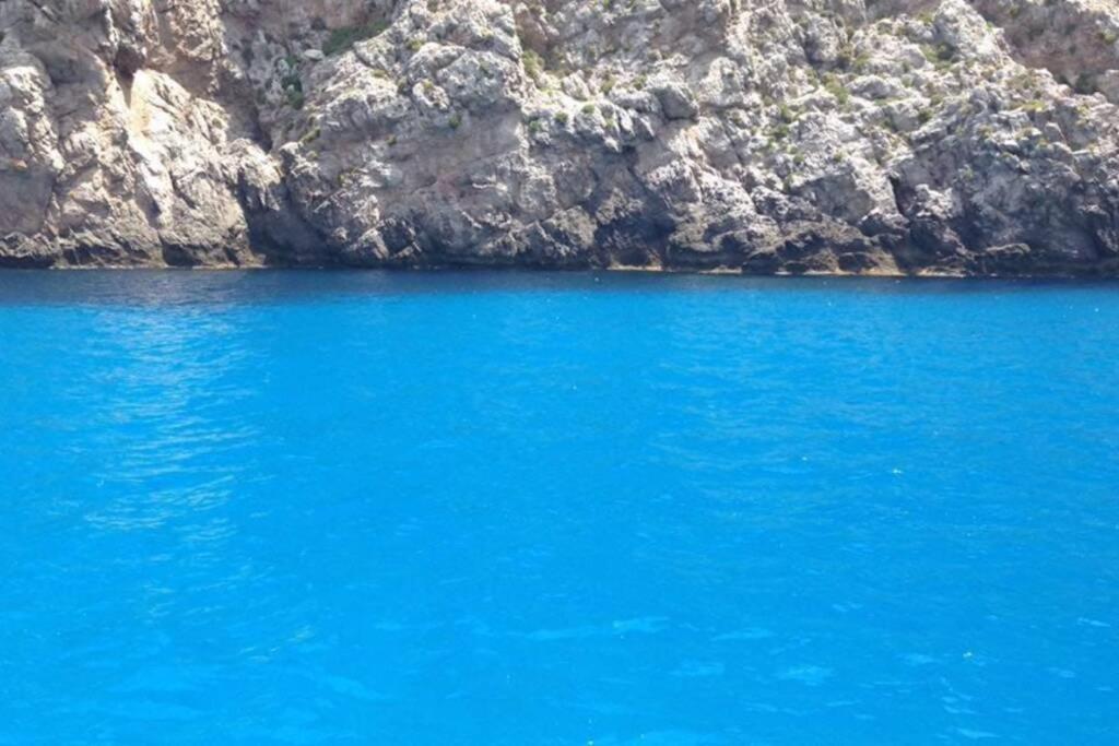 马里迪莫Vivi Marettimo的岩石峭壁旁的蓝色湖泊