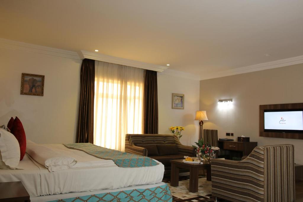 阿布贾大培拉套房酒店的酒店客房设有床和客厅。