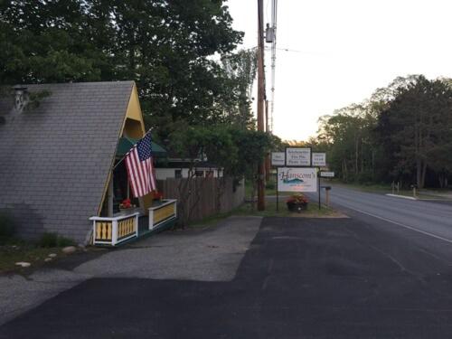 巴港Hanscom's Motel & Cottages的路旁有美国国旗的房子