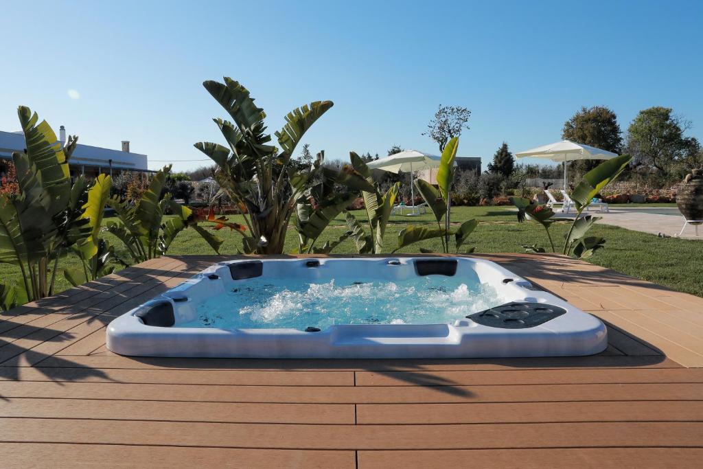 阿莱萨诺Tenuta Cesarina的木甲板上的一个热水浴缸