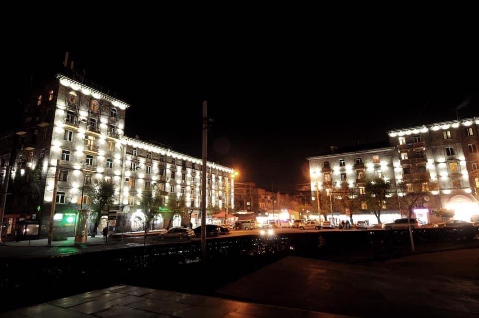 埃里温Уютная квартира около станции метро的一座在晚上有灯的大建筑