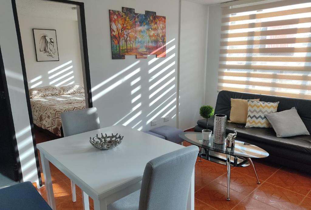 波哥大CASA AVILA - Apartamento amoblado 1 - Villa Alsacia的客厅配有白色桌子和沙发