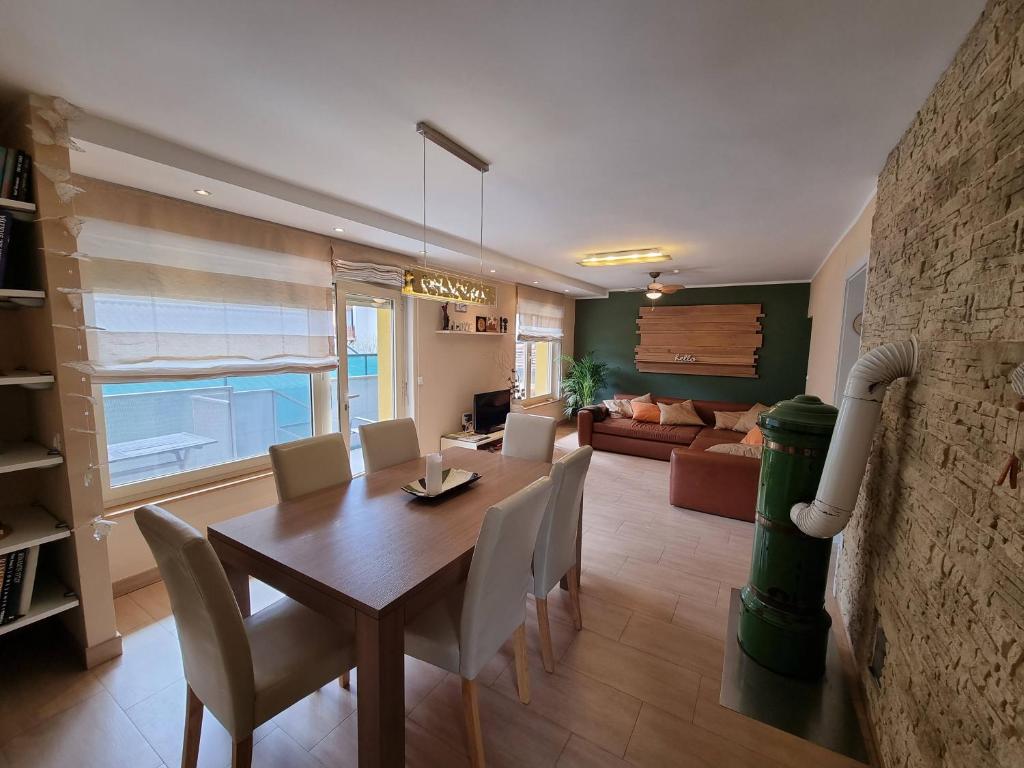 科巴里德Apartment and Rooms HISA SONCA的用餐室以及带桌椅的起居室。