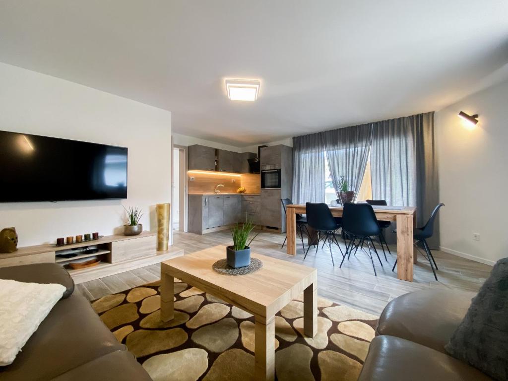 博德森特克Apartment Lida的客厅配有沙发和桌子