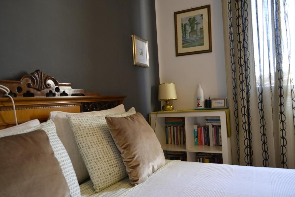 奥西莫Osimo B&B的一间卧室设有一张床和一个书架