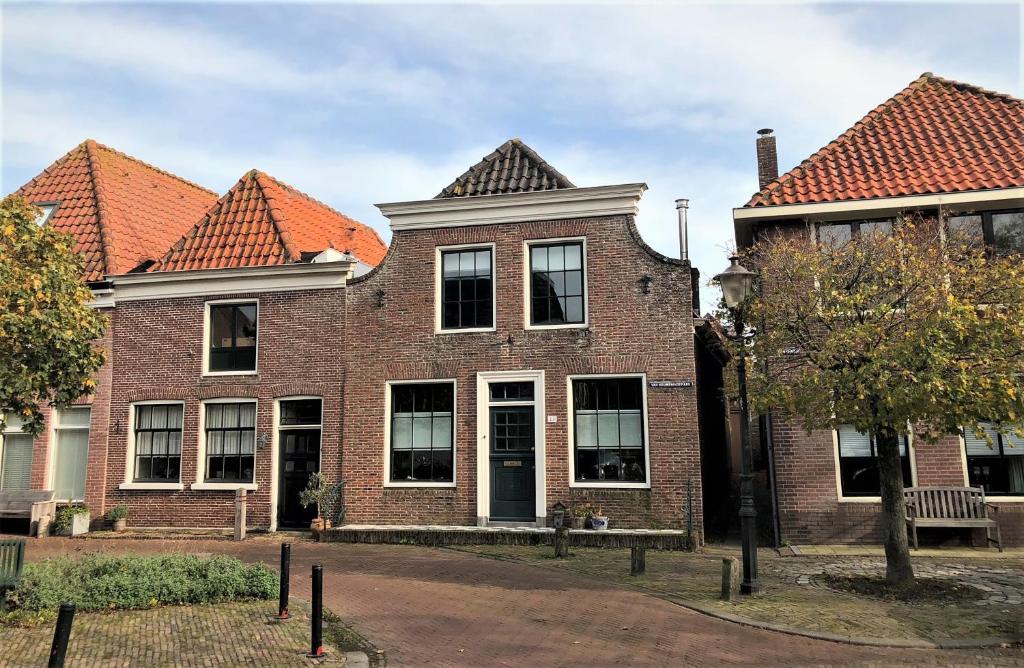 梅登布利克Van Gogh Huis Medemblik的红屋顶砖屋
