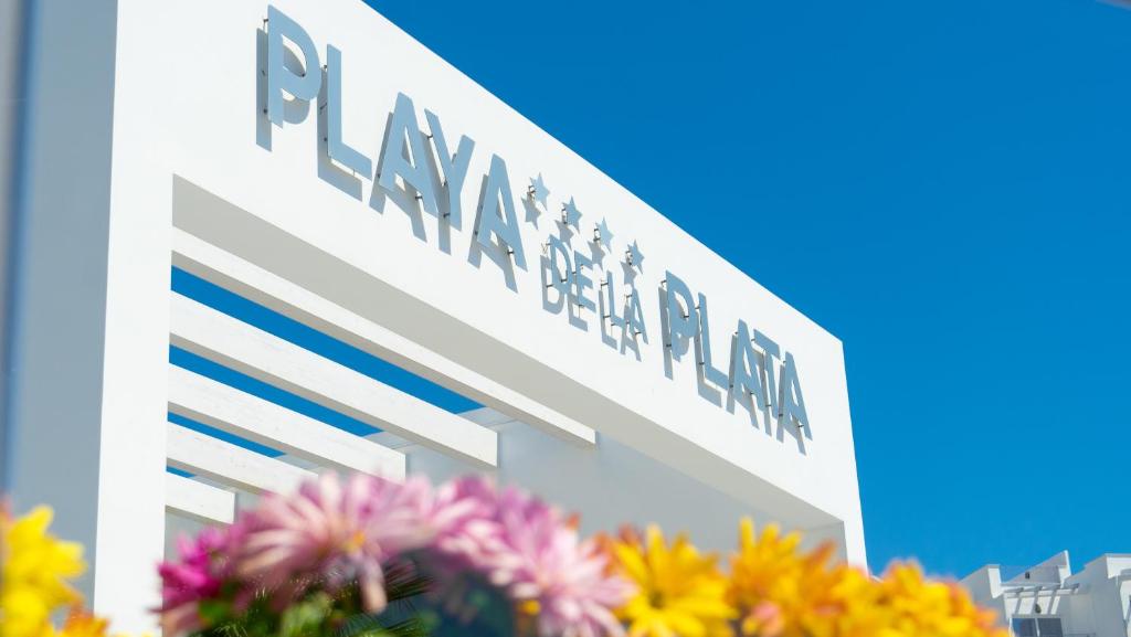 萨阿拉德洛斯阿图内斯Hotel Playa de la Plata的花前的银行标志