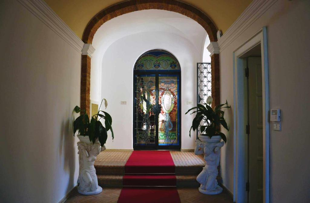 阿特里BeB Cornelia的走廊上设有拱门,有彩色玻璃门