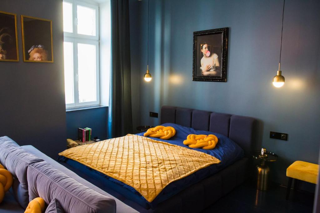 托伦Mona Lisa的一间卧室配有带毛巾的床
