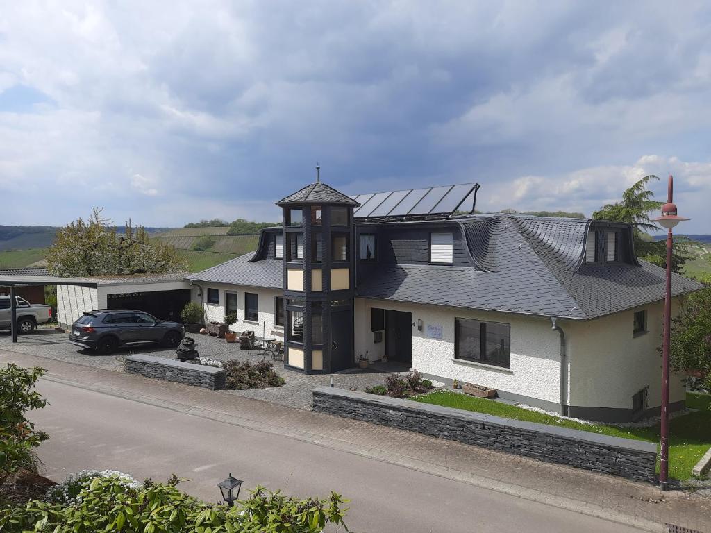 Veldenz斯普格酒店的顶部设有太阳能电池板的房子