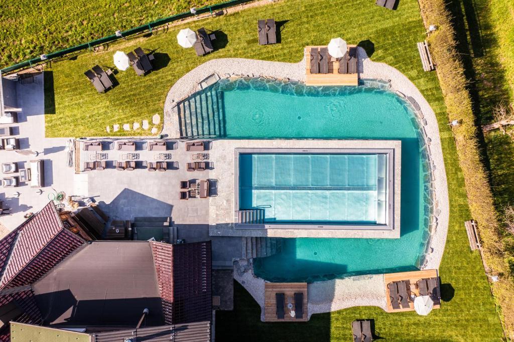 温蒂加斯顿Spa&Aktiv Hotel Lavendel的享有别墅内游泳池的顶部景致