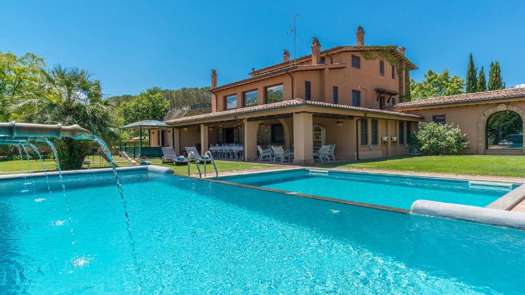 苏特里Country House Montepietraia E San Martino 18, Emma Villas的房屋前的大型游泳池