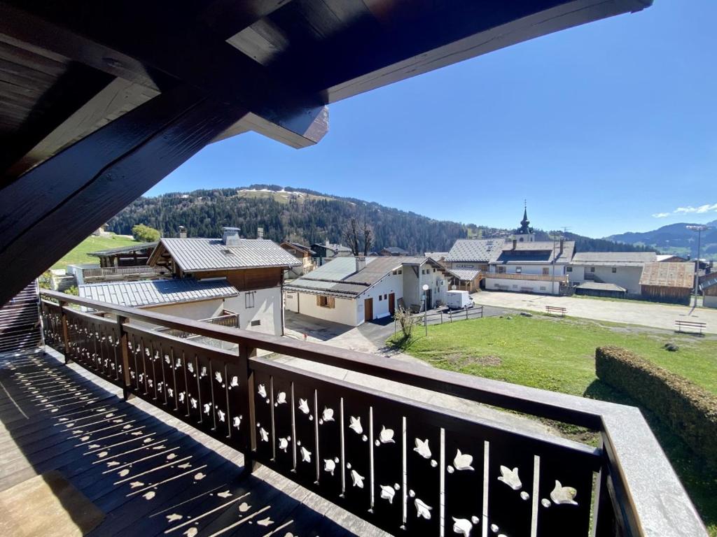 圣母贝莱克La Troïka的阳台享有城镇及其建筑的景致。