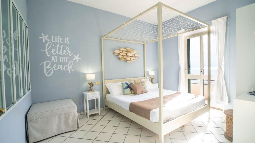 Chiessi伊尔佩赛奥酒店的一间卧室配有一张带天蓬床的床。