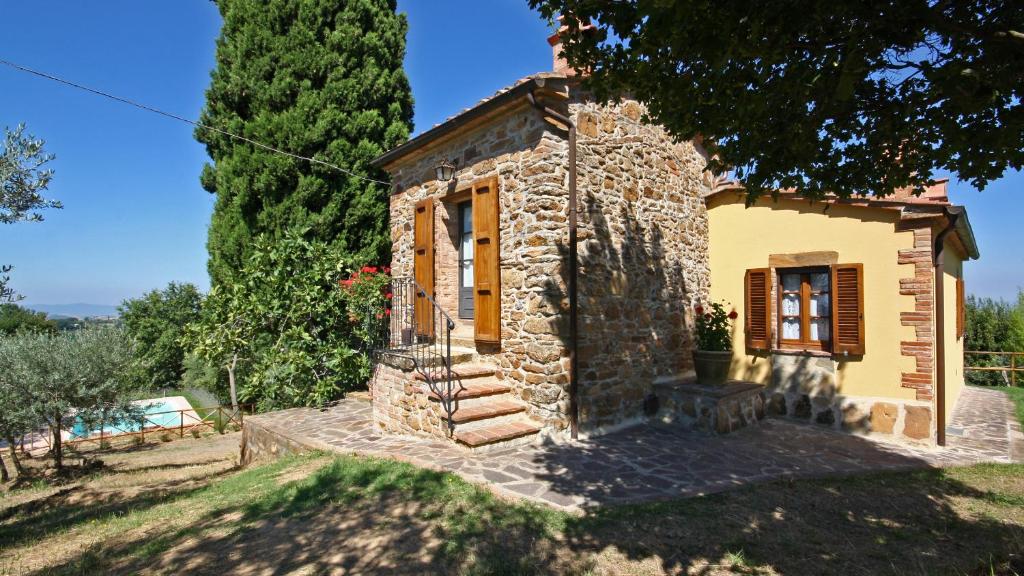 圣焦万尼达索Monterzi 4, Emma Villas的花园中小石头房子,有树