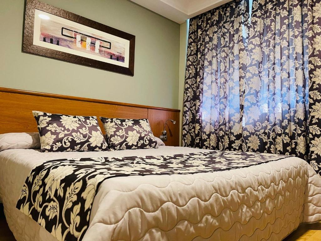 下卡尔瓦拉萨Hotel Cies的一间卧室设有一张床和一个大窗户