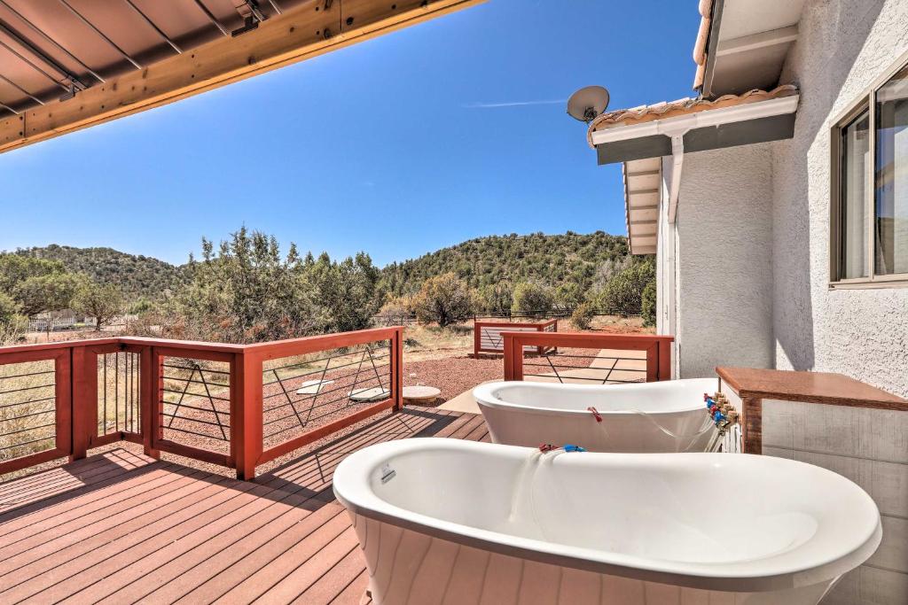 塞多纳Stunning West Sedona Retreat Deck and Soaking Tubs!的阳台的甲板上设有两个浴缸