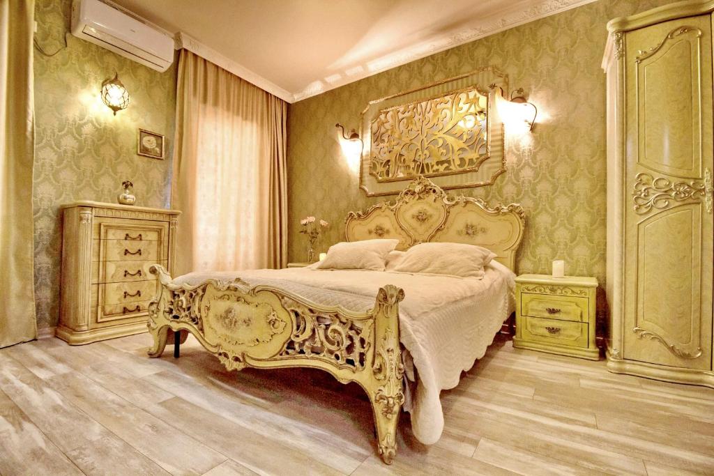 第比利斯古老的第比利斯之门宾馆的一间卧室设有一张大床和两个床头柜