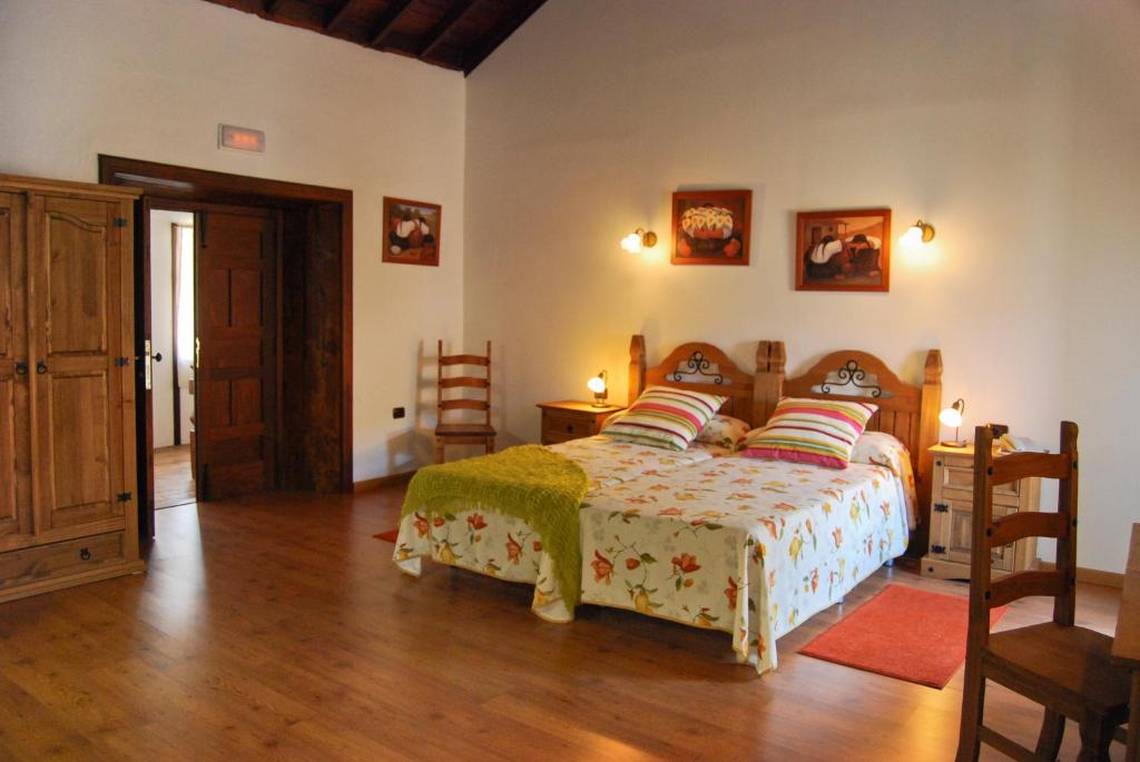 洛斯雷亚莱霍斯本多尔田园酒店的一间卧室配有一张床,铺有木地板