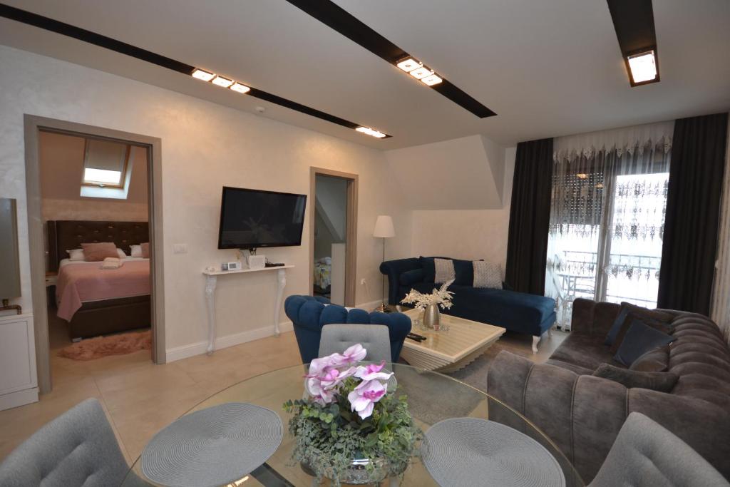 兹拉蒂博尔Zlatibor Hills PRESIDENT的客厅配有沙发和桌子