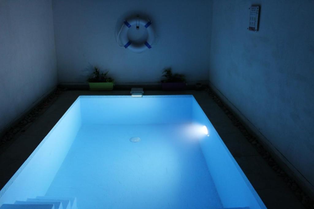 ŻejtunIl-Qastna Holiday House的室内的游泳池,有蓝色的灯光