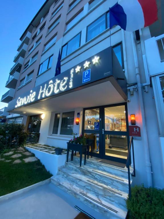 圣朱利安恩因Savoie Hotel aux portes de Genève的带有微笑酒店标志的酒店