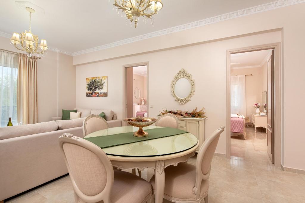 科孚镇Nostalgia Corfu Town Apartments的客厅配有桌子和沙发