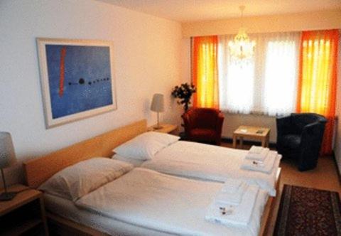 诺伊豪森扎克诺伊豪森酒店的卧室配有一张白色大床