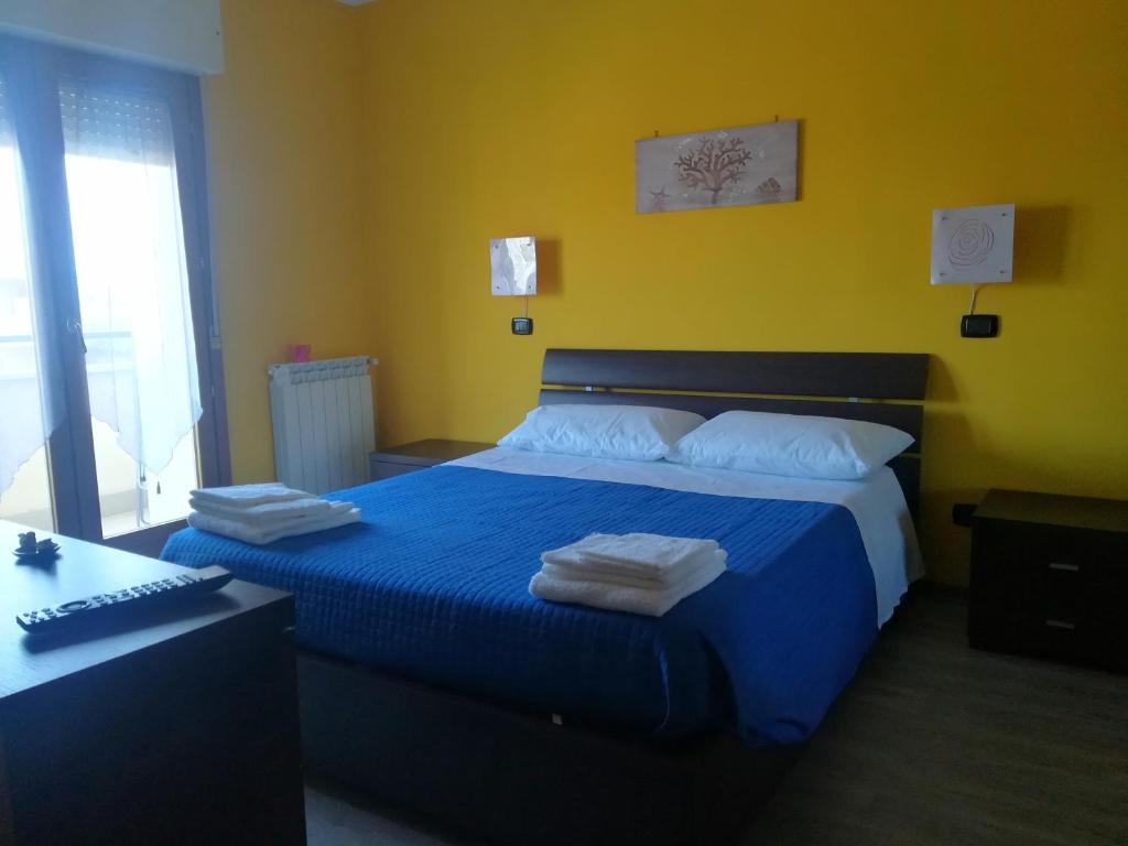 罗马Romanina Appartamento Giuland的一间卧室配有蓝色的床和毛巾