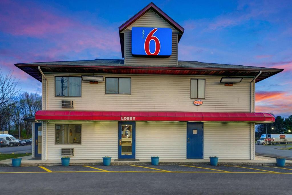卡莱尔Motel 6 Carlisle, PA - Cumberland Valley的上面有 ⁇ 红标志的建筑