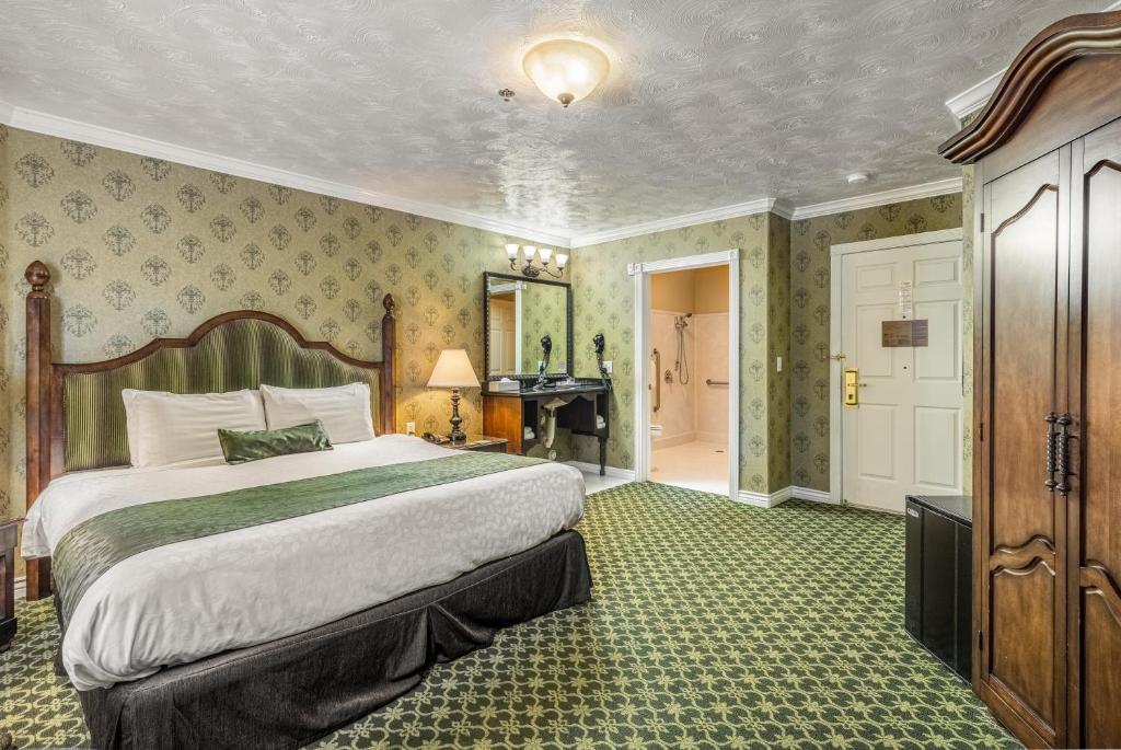 卡纳布大峡谷精品酒店 - 峡谷集团的一间带大床的卧室和一间浴室