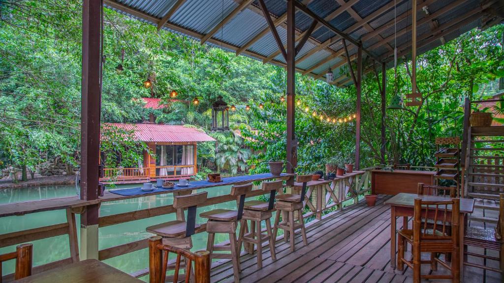 福尔图纳Cabañas del Lago的木制甲板上设有酒吧和椅子