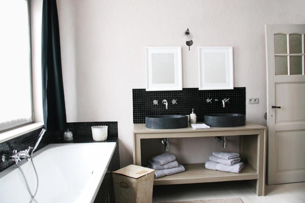 伊普尔伊博利23号度假屋的浴室配有两个盥洗盆和浴缸。
