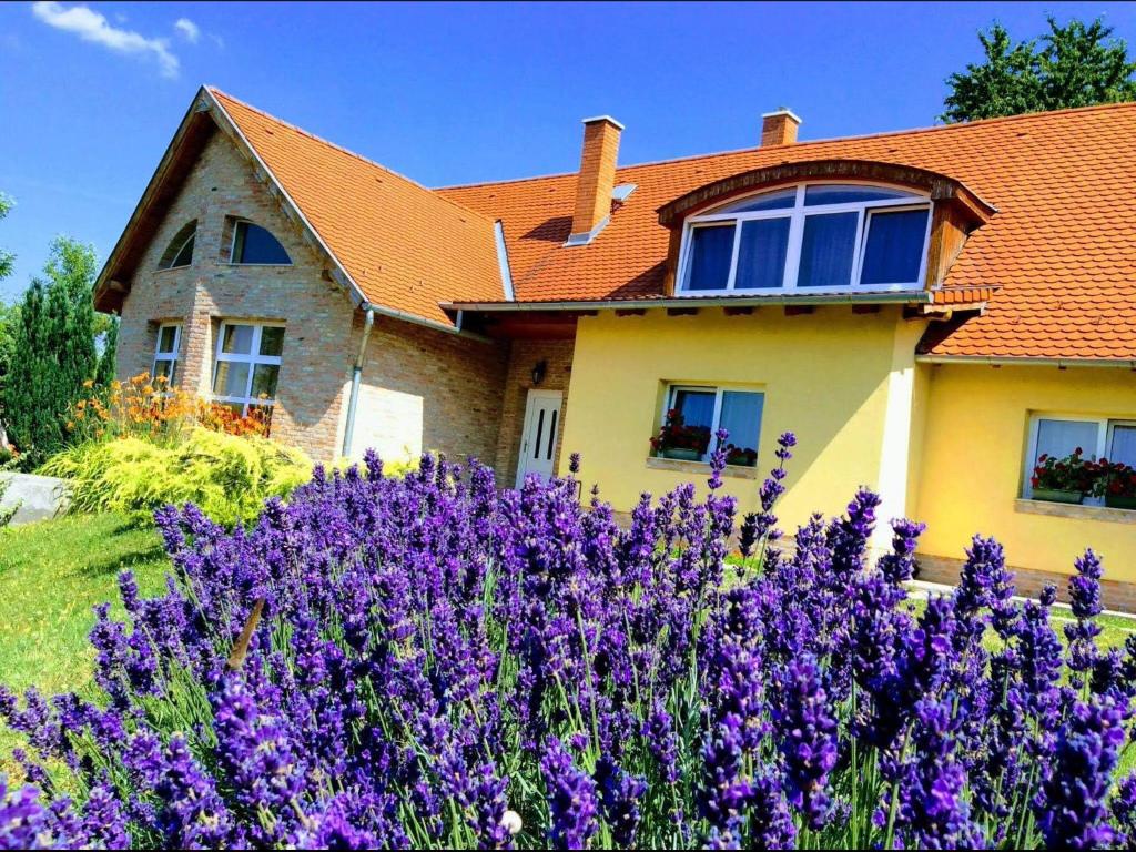 艾杰克Apartments for Rent near Budapest的前面有紫色花的房屋