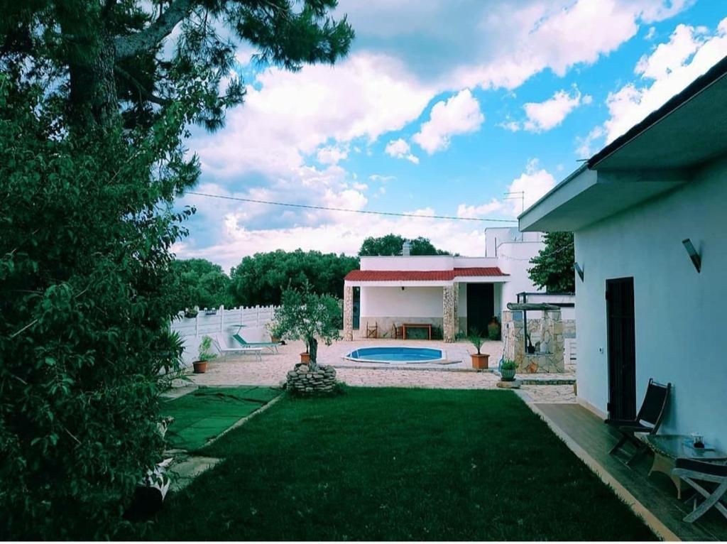 圣米凯莱萨伦蒂诺Villa Resilienza的一座带游泳池的庭院