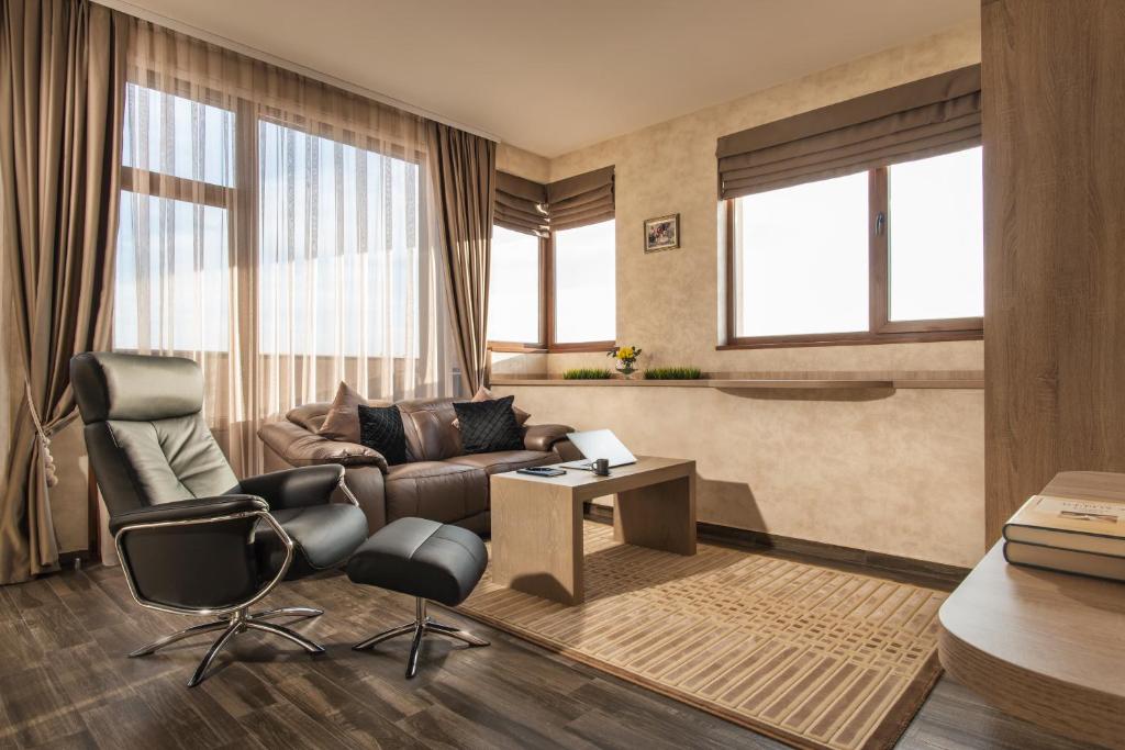 卡赞勒克Boutique Apartments - Sevtopolis的客厅配有沙发和桌椅