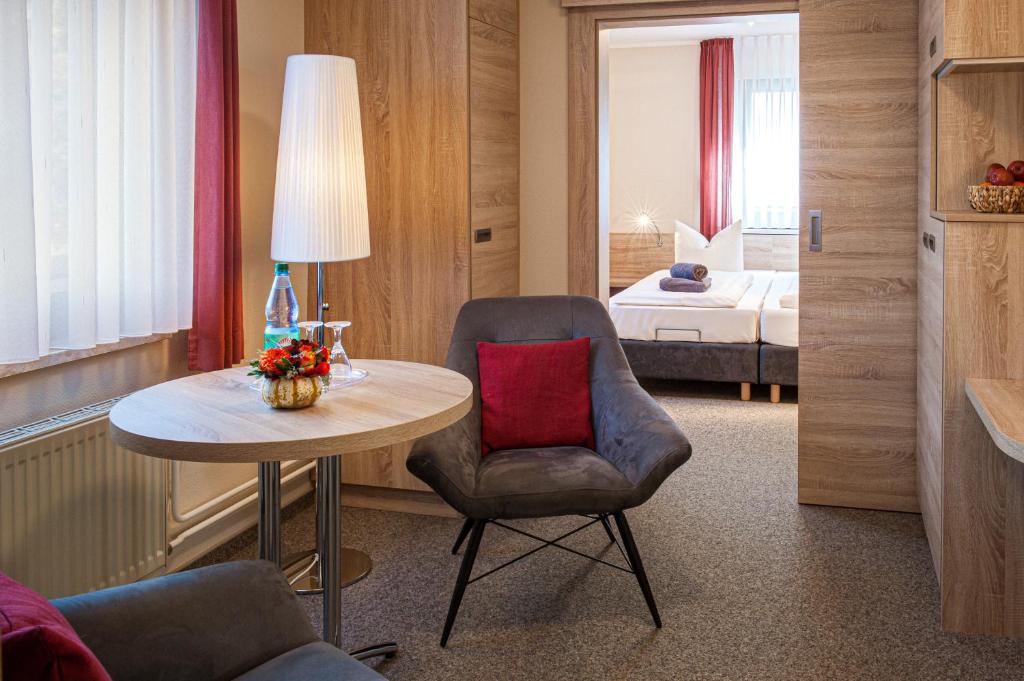 库罗阿尔滕堡Pension Hotel Sartor的酒店客房配有桌子、椅子和床。
