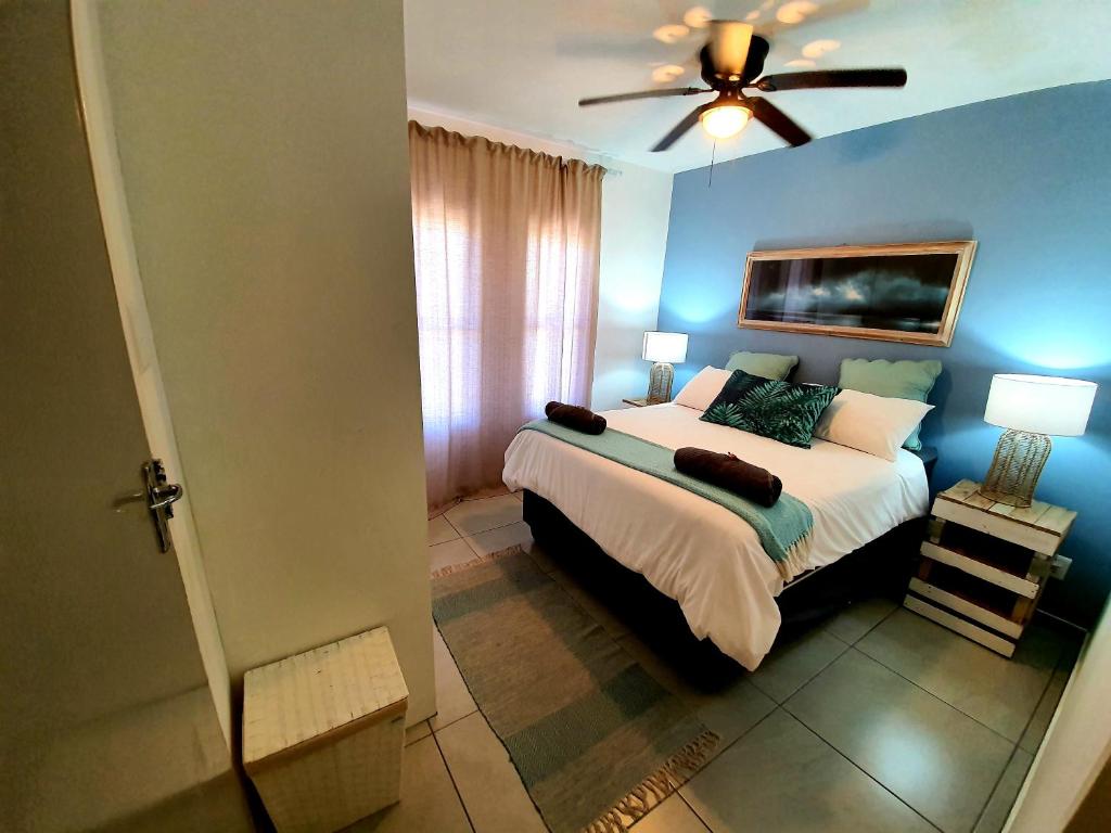 圣卢西亚South seas safari @ The Bridge apartments的一间卧室配有一张床和吊扇