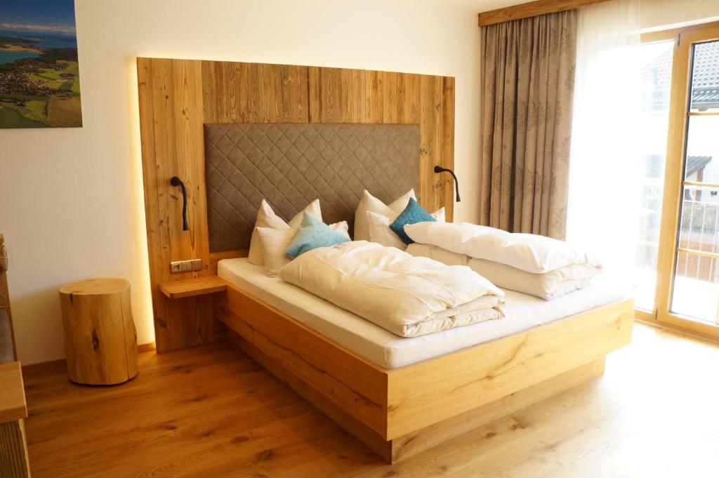 安德希斯德奥博莱维特扎姆奎利酒店的一间卧室配有带白色床单和蓝色枕头的床。