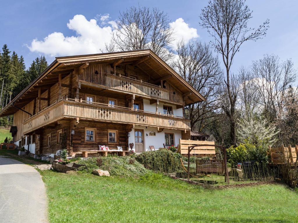 伊特尔Schneiderhof的坐落在郁郁葱葱的绿色田野顶部的大型木屋